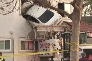 Машина въехала в здание и застряла