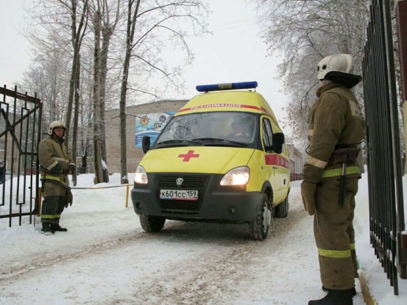 Учительница и ребенок 16 лет с ранениями шеи в тяжелом состоянии направлены в больницу
