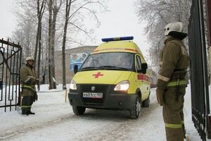 Учительница и ребенок 16 лет с ранениями шеи в тяжелом состоянии направлены в больницу