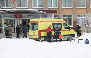 До школи приїхало вісім бригад швидкої допомоги