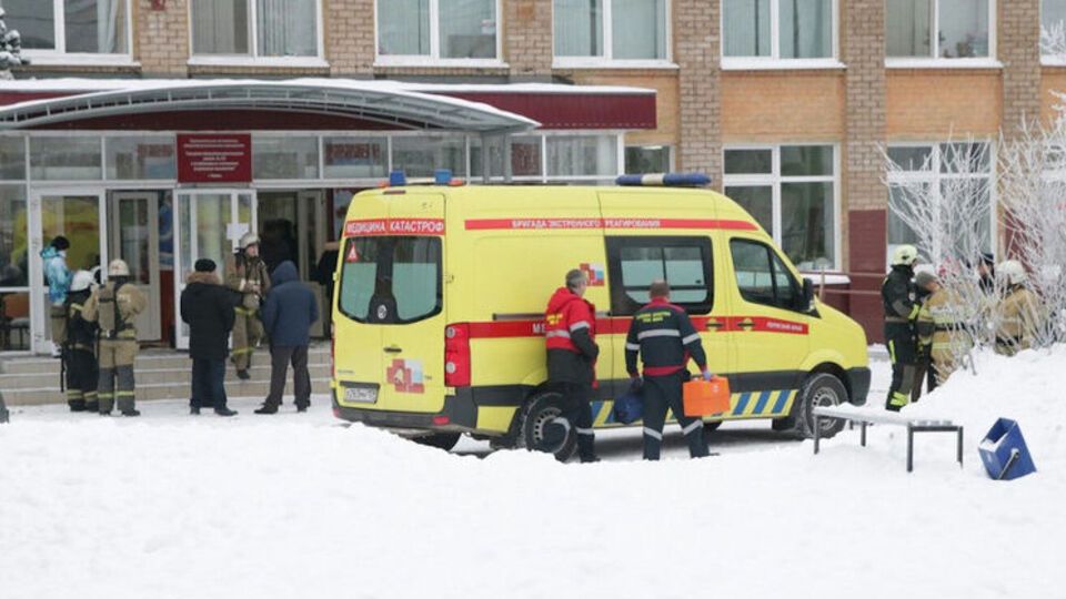 До школи приїхало вісім бригад швидкої допомоги
