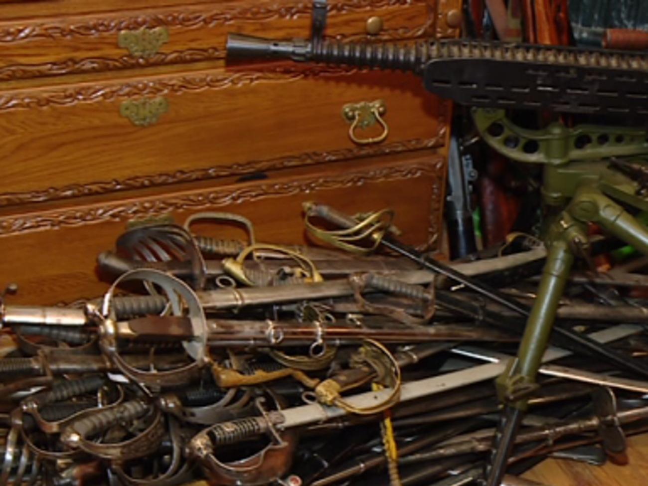 За даними прокуратури, міліцейський&nbsp;високопосадовець у 2010 році заволодів раритетною зброєю запорізького колекціонера