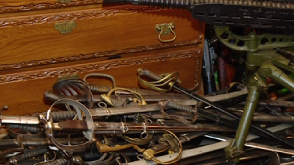 За даними прокуратури, міліцейський високопосадовець у 2010 році заволодів раритетною зброєю запорізького колекціонера