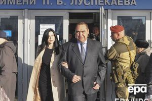 24 листопада 2017 року Плотницький (посередині) пішов у відставку