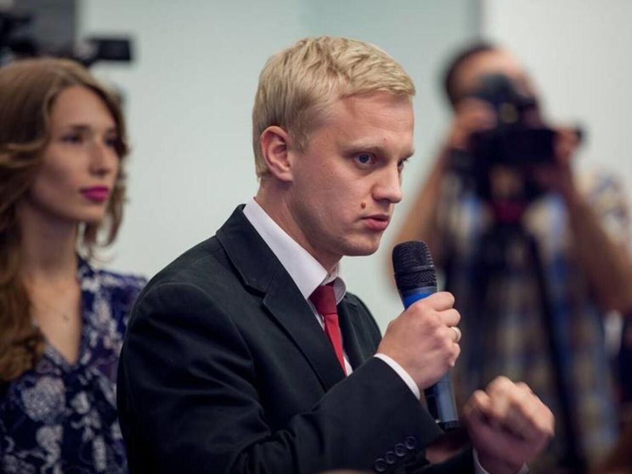 Шабунин: Политическая элита так не хочет антикоррупционного суда, что готова завалить гривну