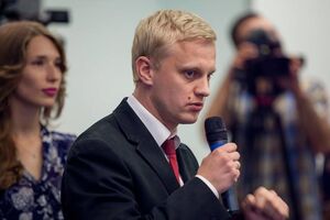 Шабунін: Політична еліта так не хоче антикорупційного суду, що готова завалити гривню