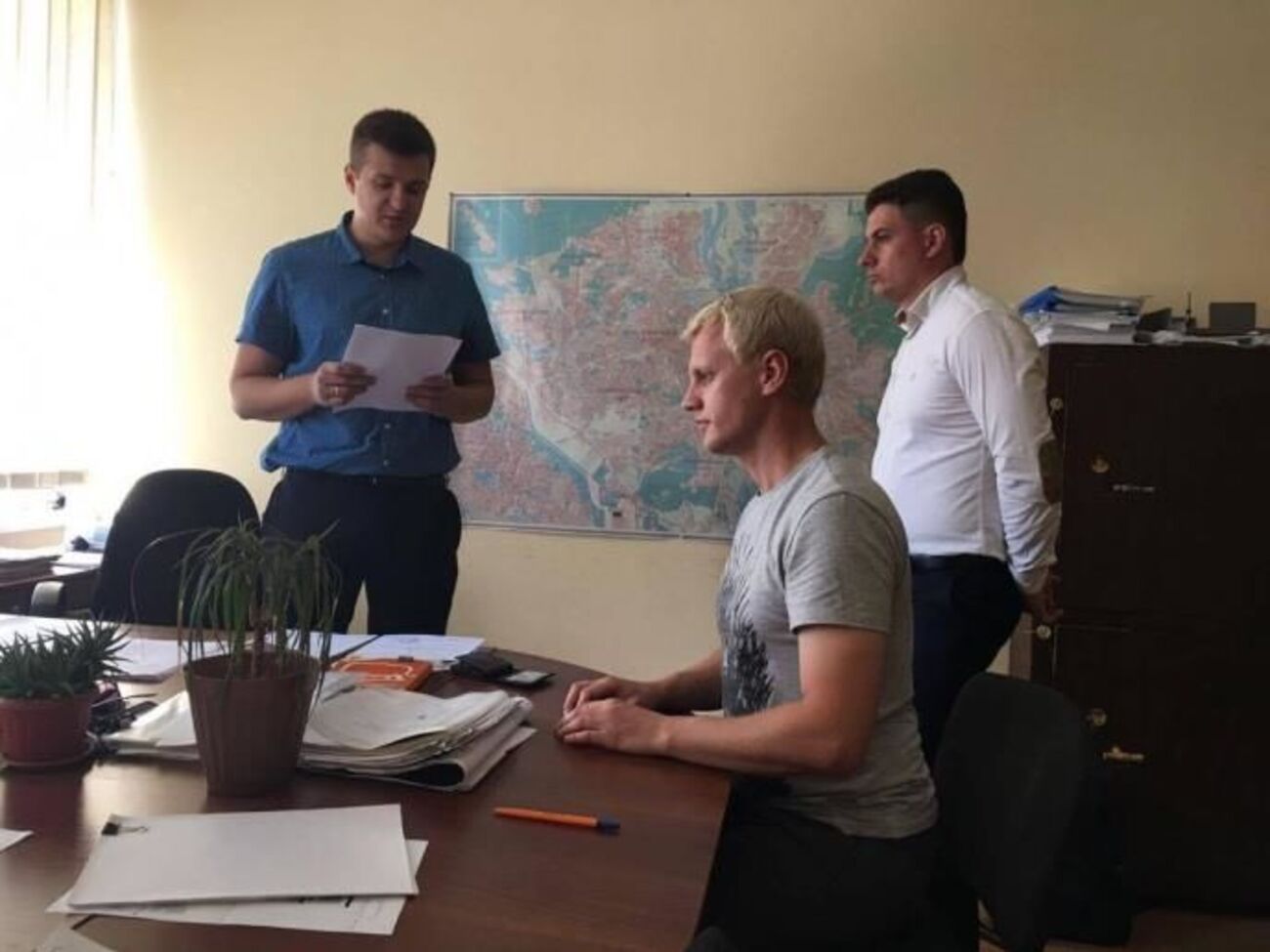 Шабунин (в центре) ударил видеоблогера 8 июня