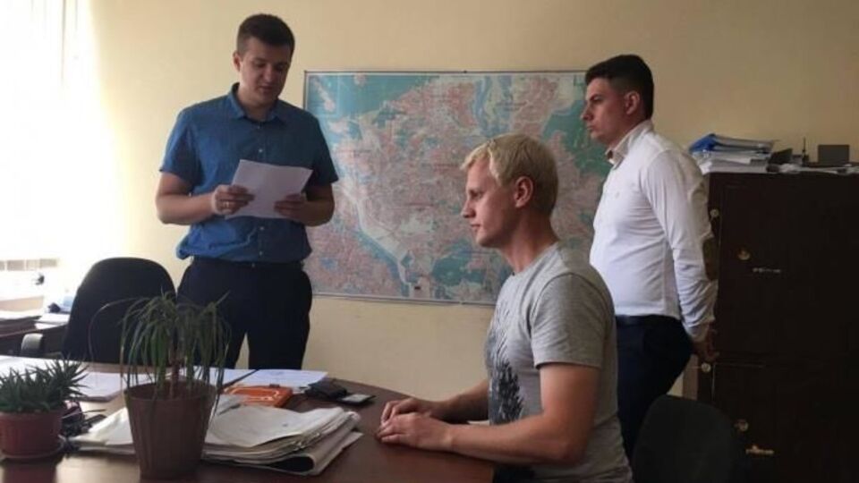 Шабунин (в центре) ударил видеоблогера 8 июня