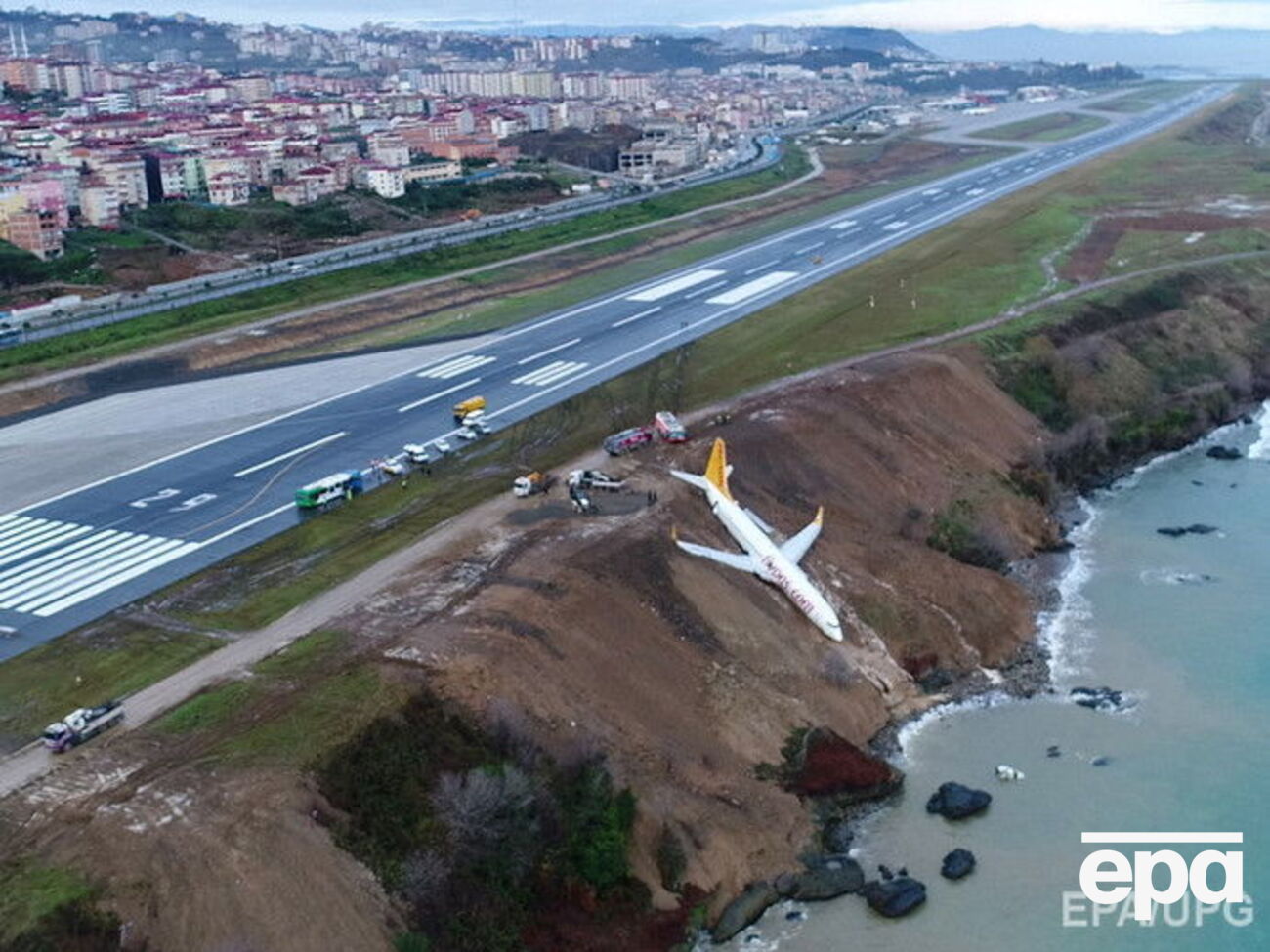 Літак застряг у багнюці за 25 м від моря