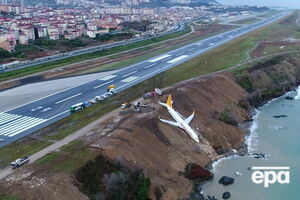 Літак застряг у багнюці за 25 м від моря