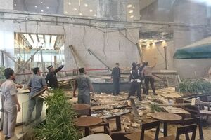 В результате падения пострадали 77 человек