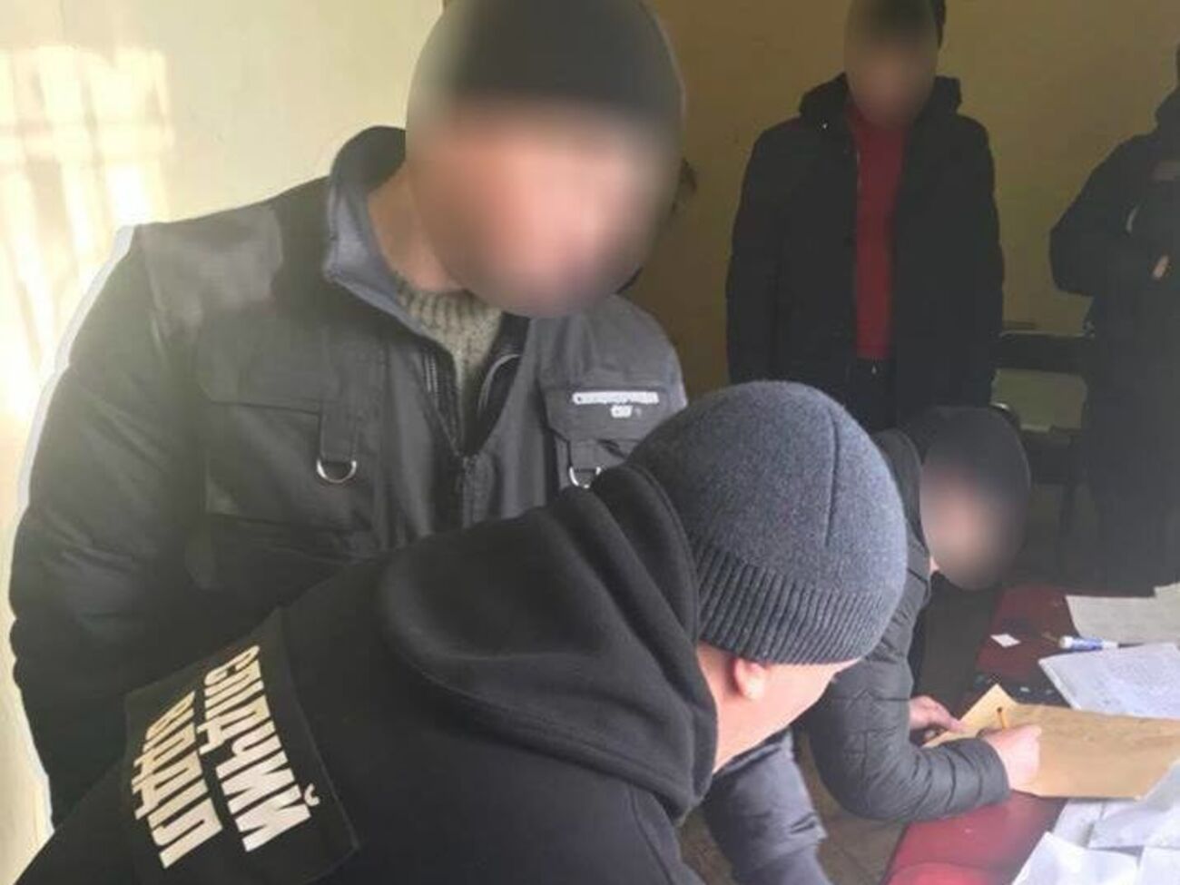 Сотрудника полиции задержали при получении взятки