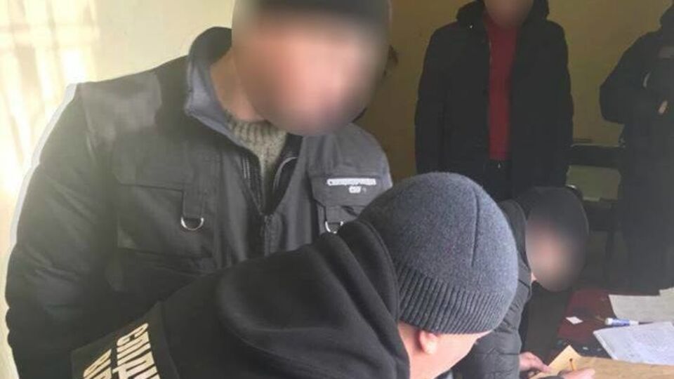 Сотрудника полиции задержали при получении взятки