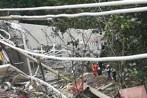 Під час обвалення мосту загинуло щонайменше 10 осіб