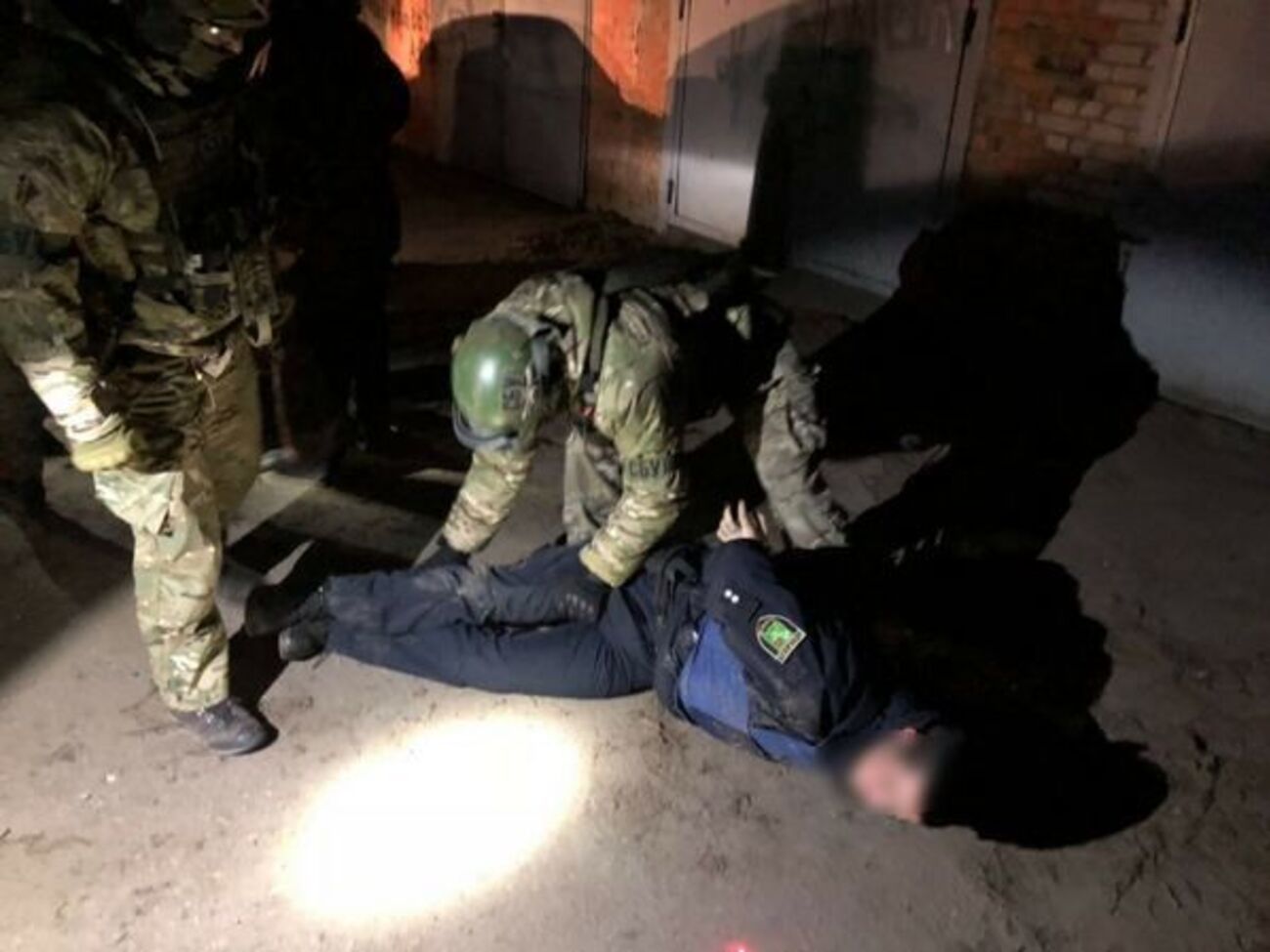 Двух патрульных разоблачили ночью 15 января во время передачи им более 20 тыс. грн
