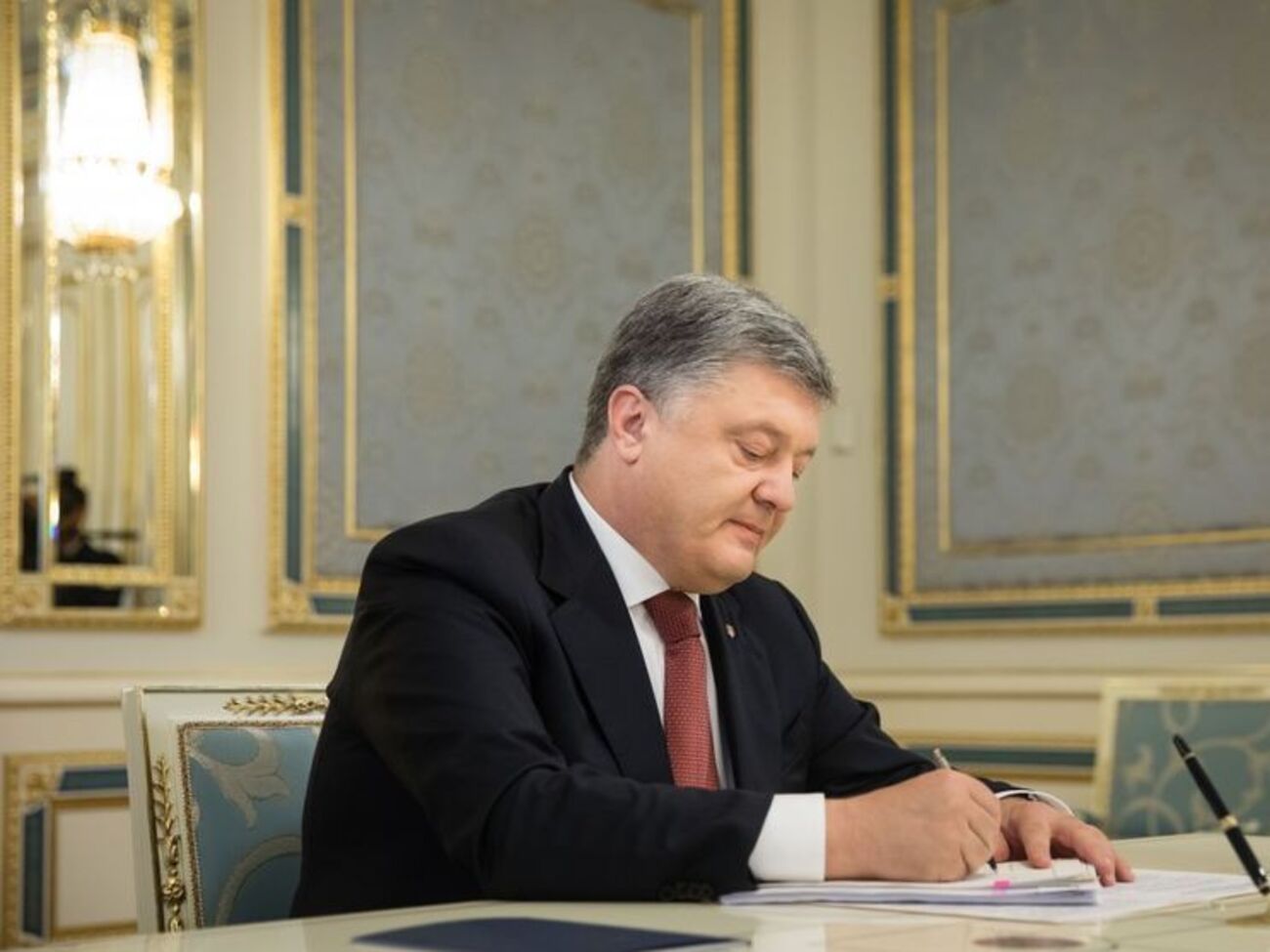 Порошенко підписав закон 16 січня