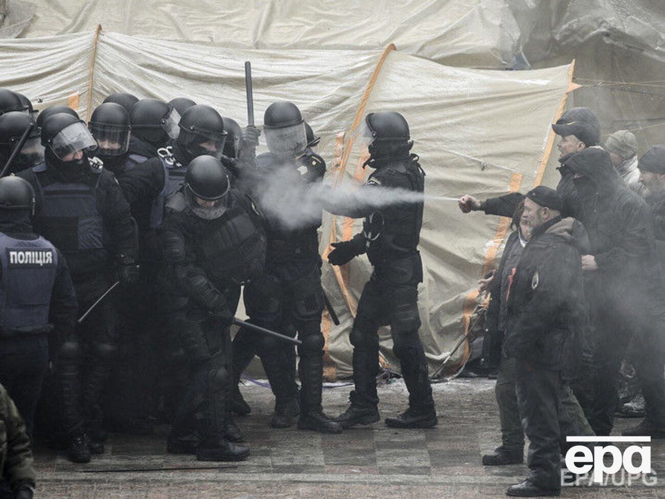 Митингующие использовали баллончики с газом