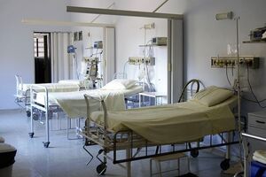 После выписки 34-летнему британцу врачи посоветовали не закрывать обе ноздри при чихании