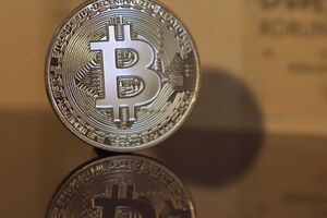 Вартість біткоіна протягом останнього місяця опустилася на 40%