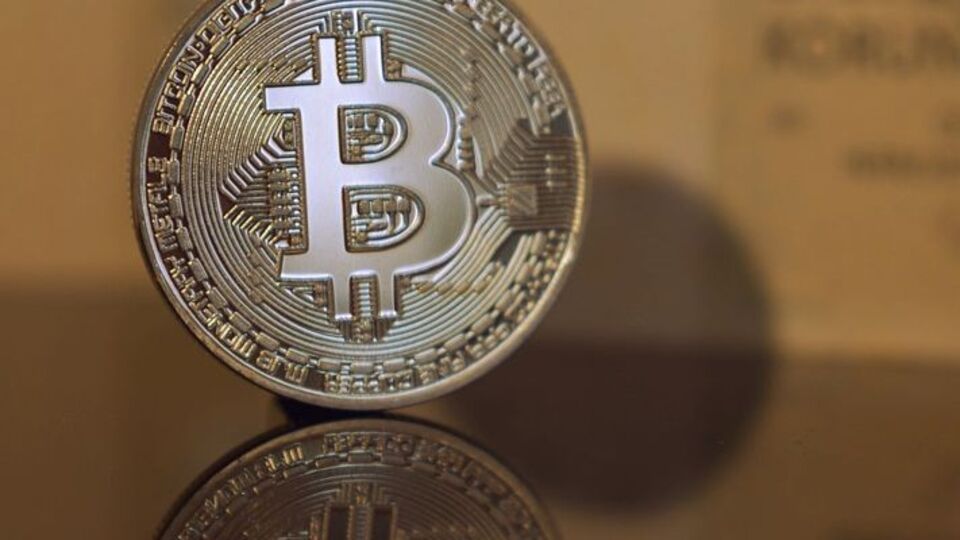 Стоимость биткоина за последний месяц опустилась на 40%
