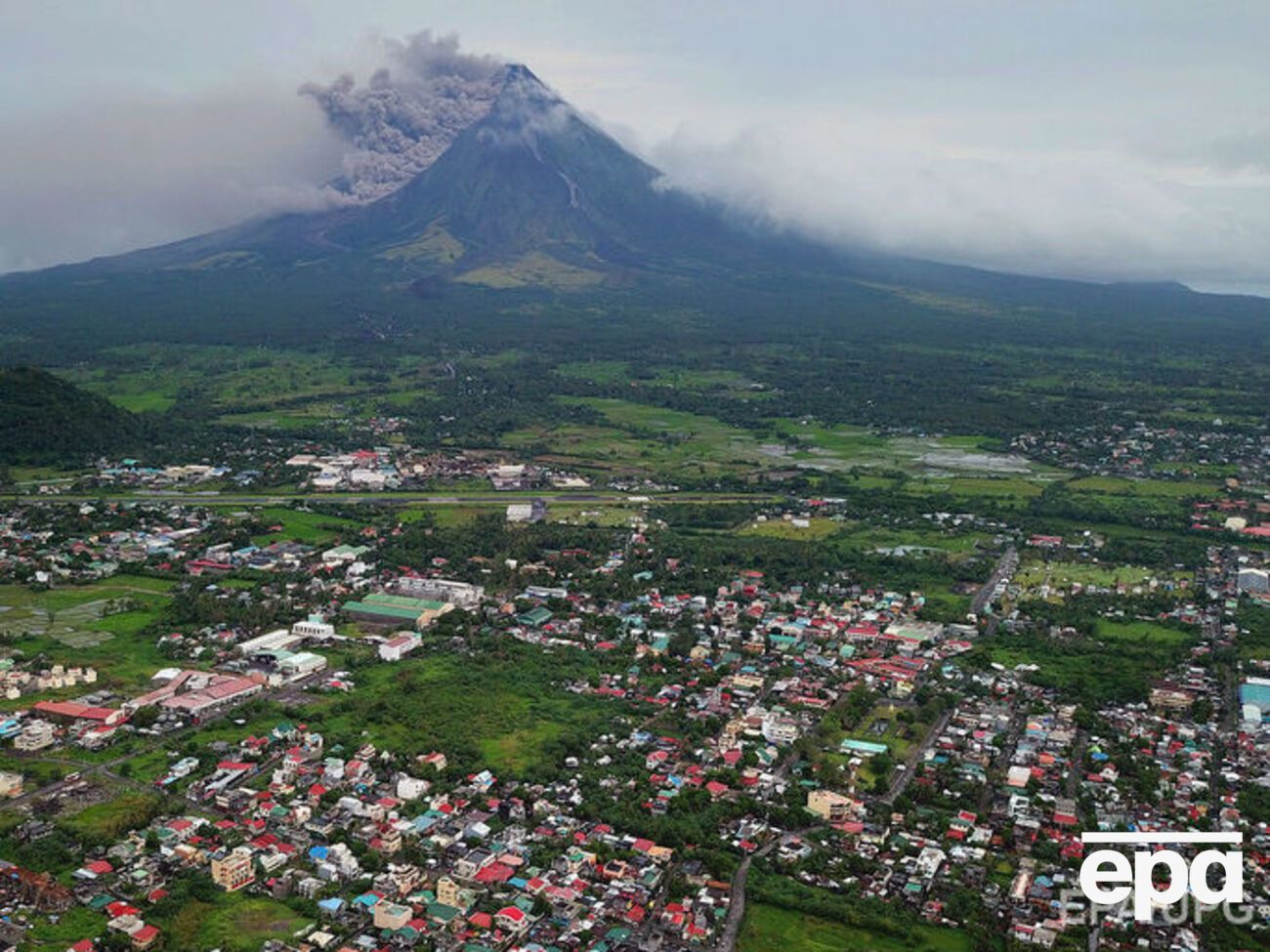 Майон изверг облака пыли