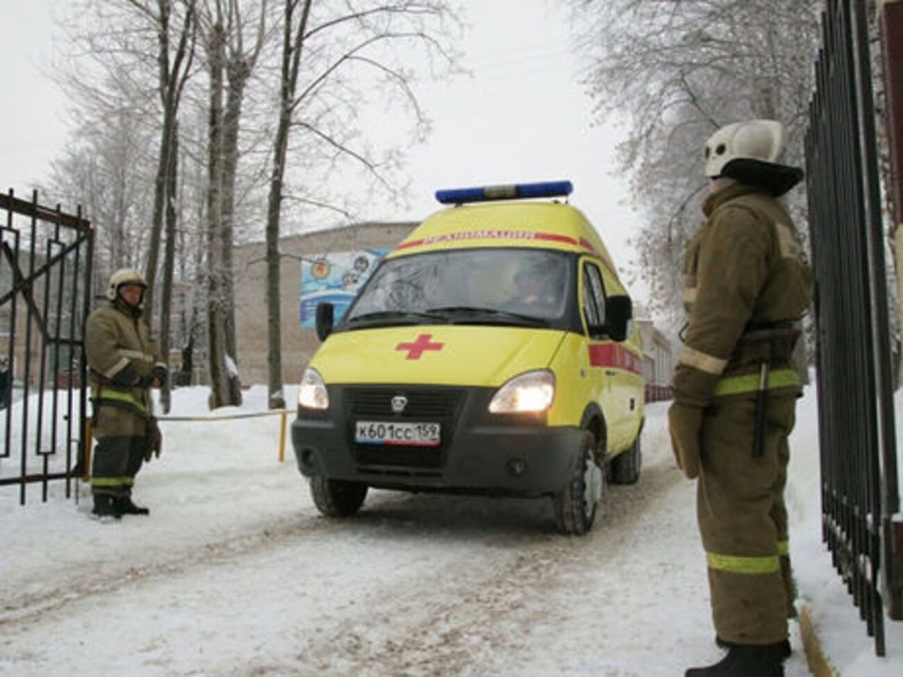 В результате драки в школе 15 человек получили ножевые ранения