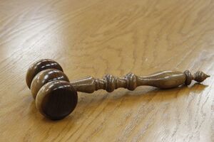 Подростка застрелили в зале суда