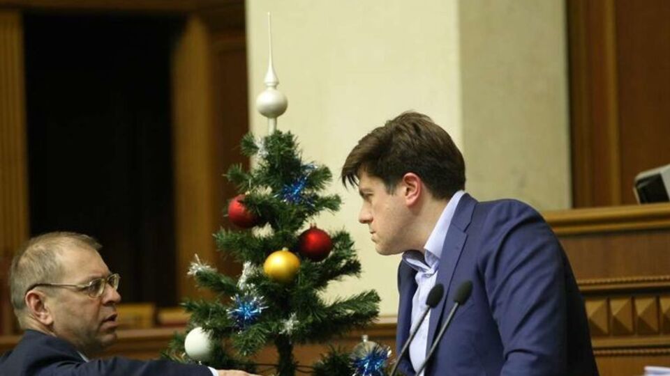 Винник (справа) представлял в Раде законопроект о мерах по восстановлению украинского суверенитета на Донбассе