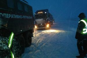 Рятувальникам доводиться витягувати автомобілі зі "снігових пасток"