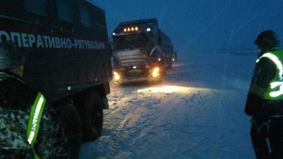 Рятувальникам доводиться витягувати автомобілі зі "снігових пасток"