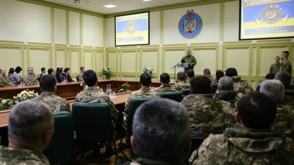 Порошенко: По моему поручению за счет средств, которые мы конфисковали у преступников из предыдущей власти, сейчас строятся 184 жилых комплекса для контрактников