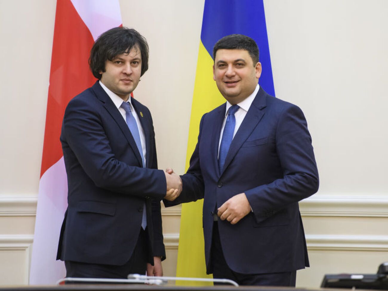 Сегодня Кобахидзе (на фото слева) пообщался с премьер-министром Украины Владимиром Гройсманом