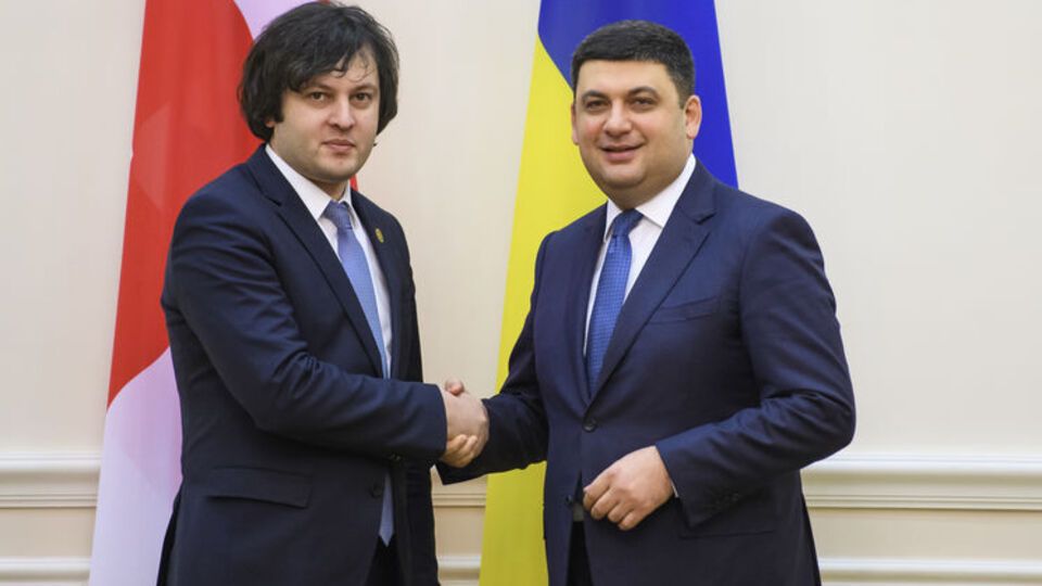 Сегодня Кобахидзе (на фото слева) пообщался с премьер-министром Украины Владимиром Гройсманом
