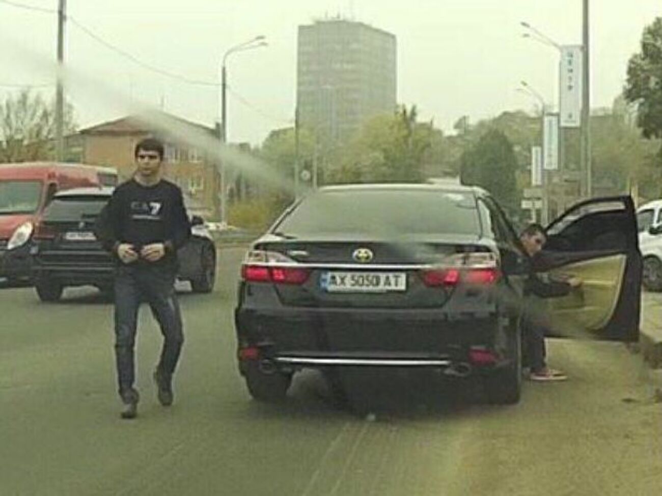 Тиграна Енгибаряна (ліворуч) батько бив на очах у поліції