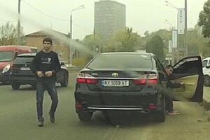 Тиграна Енгибаряна (ліворуч) батько бив на очах у поліції