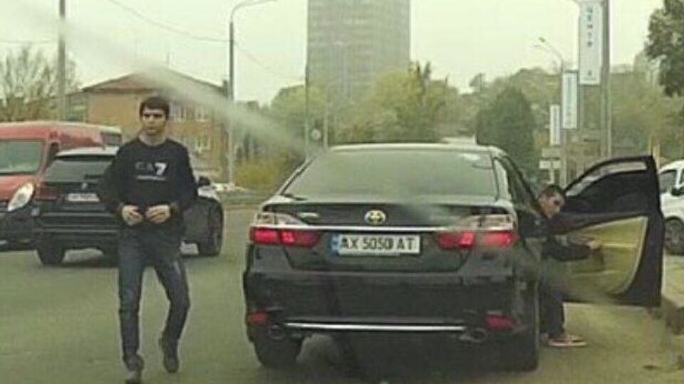 Тиграна Енгибаряна (слева) отец бил на глазах у полиции