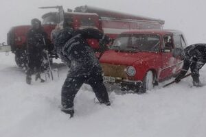 Сотни спасателей помогают водителям