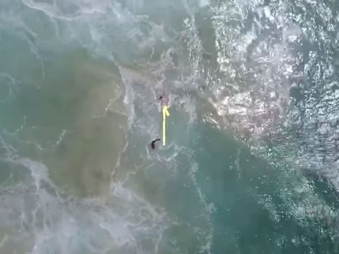 Підліткам, що тонули, скинули з безпілотника рятувальний пристрій