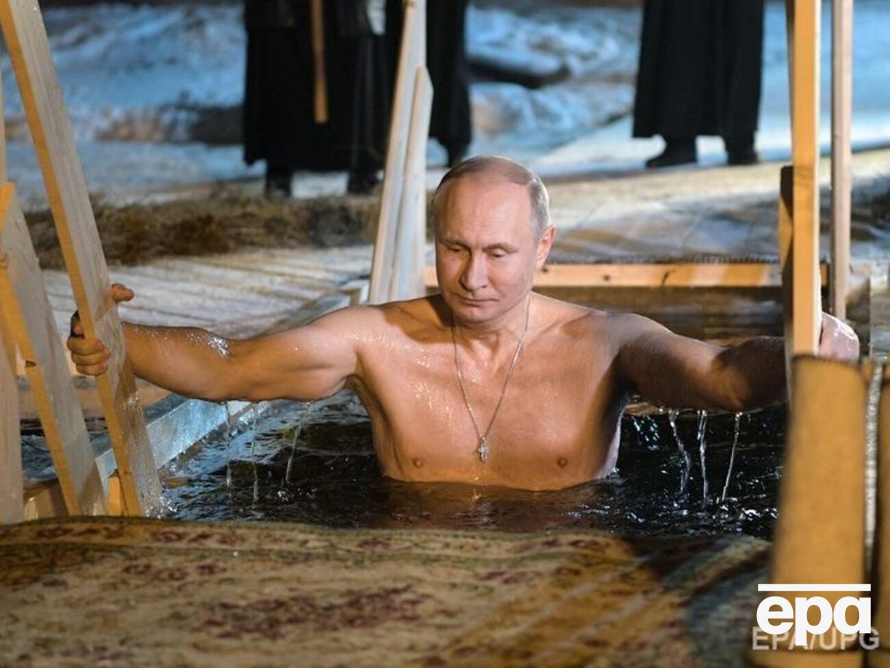 Президент РФ уночі занурився у крижану воду