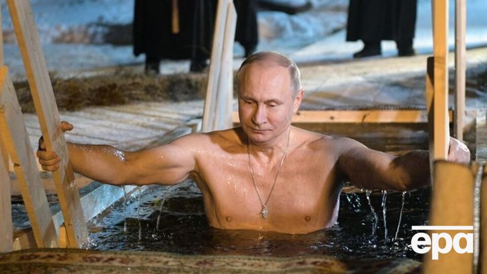 Президент РФ ночью окунулся в ледяную воду