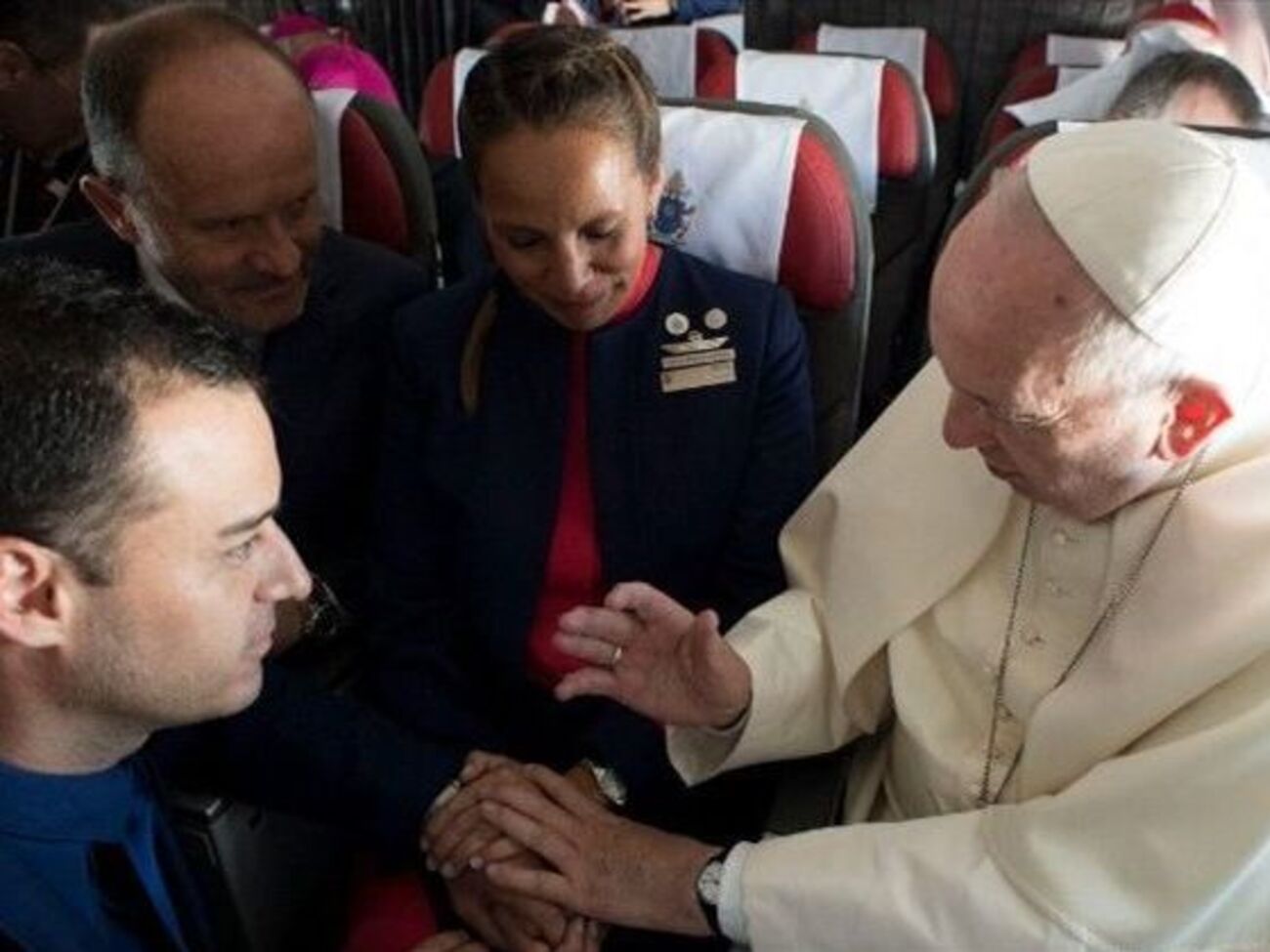 Папа обвенчал пару на борту самолета