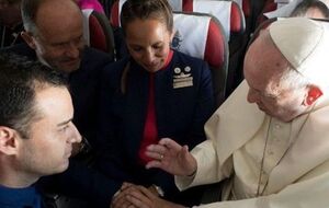 Папа обвенчал пару на борту самолета