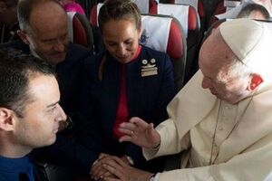 Папа повінчав пару на борту літака