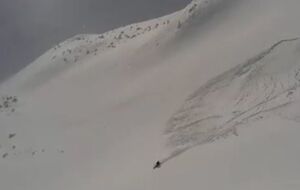 Лижнику вдалося втекти від лавини