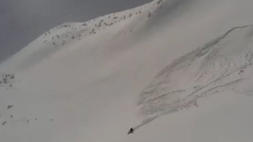 Лижнику вдалося втекти від лавини