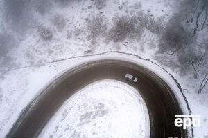 Автобус съехал с дороги и упал в ручей