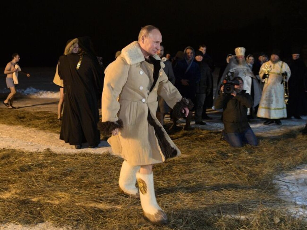 Путін пройшовся до ополонки у валянках і кожусі та пірнув у озеро Селігер. Фоторепортаж