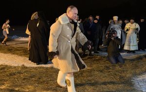 Путін пройшовся до ополонки у валянках і кожусі та пірнув у озеро Селігер. Фоторепортаж