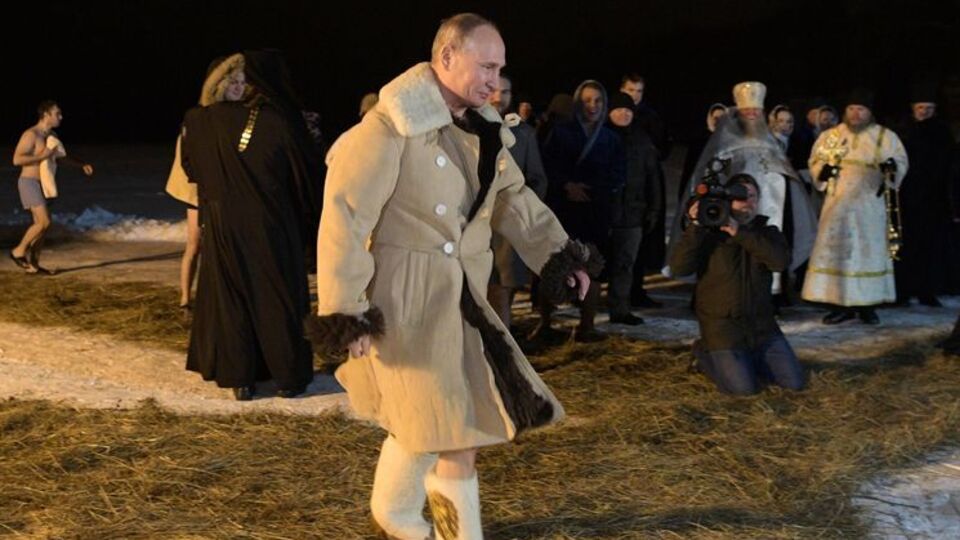 Путин прошелся до проруби в валенках и тулупе и нырнул в озеро Селигер. Фоторепортаж