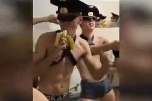 На кадрах пародии на клип Satisfaction парни в трусах и фуражках едят бананы, изображают уборку